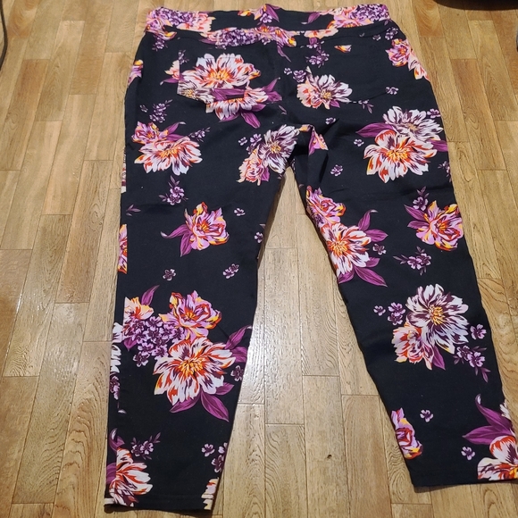 Plus Size Floral Jegging (A5) - Picture 2 of 8